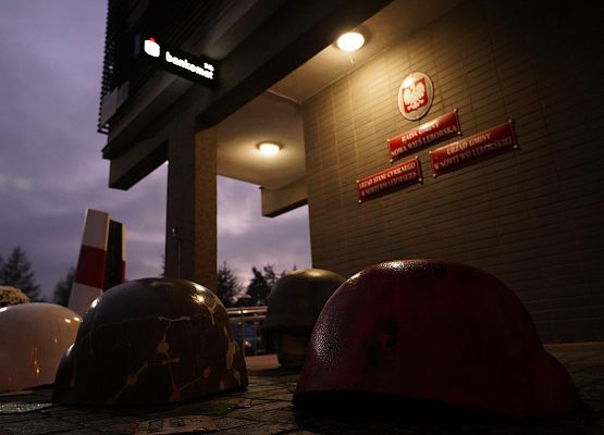 Grafika 17: Oblicze Niepodległości: Wernisaż Wystawy "Homo Homini | DEPOZYT" Tomasza Sobisza