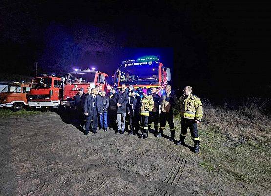 Grafika 3: Nowy wóz strażacki dotarł do OSP Tawęcino