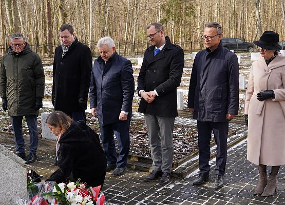 Grafika 3: Upamiętnienie Konstantīna Čakste w Krępie Kaszubskiej