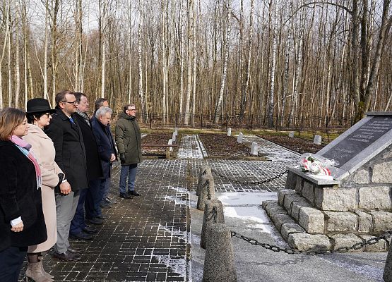 Grafika 5: Upamiętnienie Konstantīna Čakste w Krępie Kaszubskiej