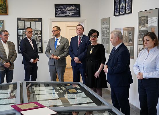 Grafika 12: Upamiętnienie Konstantīna Čakste w Krępie Kaszubskiej