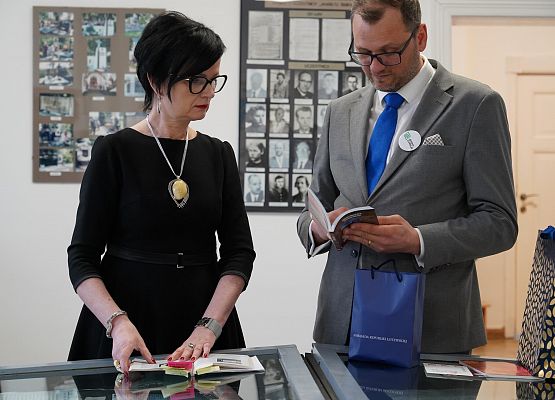 Grafika 21: Upamiętnienie Konstantīna Čakste w Krępie Kaszubskiej