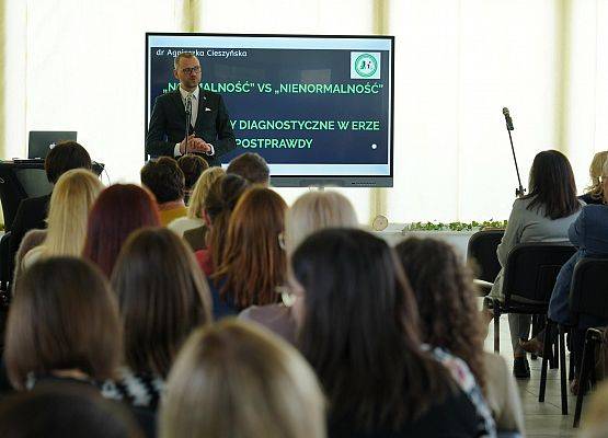Grafika 3: Konferencja naukowa o edukacji inkluzywnej w Mostach