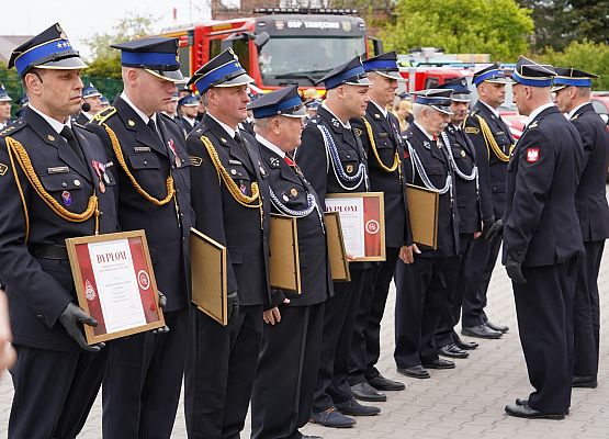 Grafika 18: Powiatowe Święto Strażaków – uroczystość pełna dumy i wdzięczności