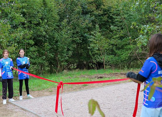 Grafika 26: Otwarcie boiska do gry w petanque w szkolnym sadzie