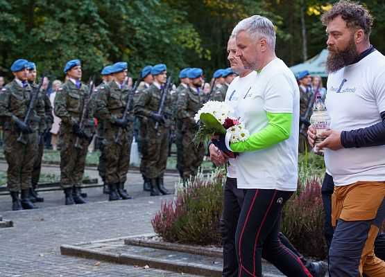Grafika 93: Hołd dla Ofiar Marszu Śmierci w atmosferze zadumy (foto+wideo)