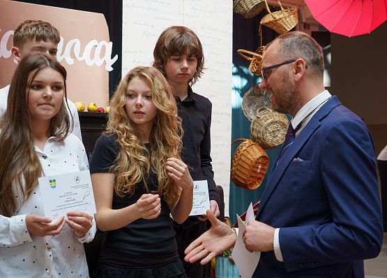 Grafika 51: Dzień Edukacji Narodowej w szkołach i przedszkolach