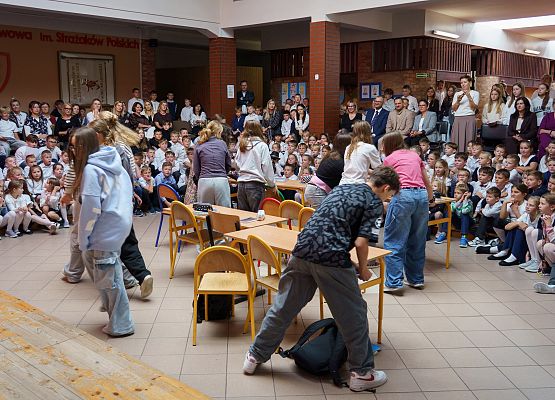 Grafika 60: Dzień Edukacji Narodowej w szkołach i przedszkolach