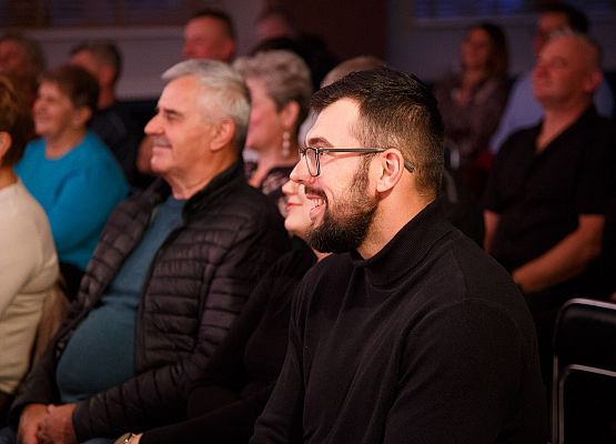 Grafika 1: Wieczór pełen humoru i refleksji w Krępie Kaszubskiej