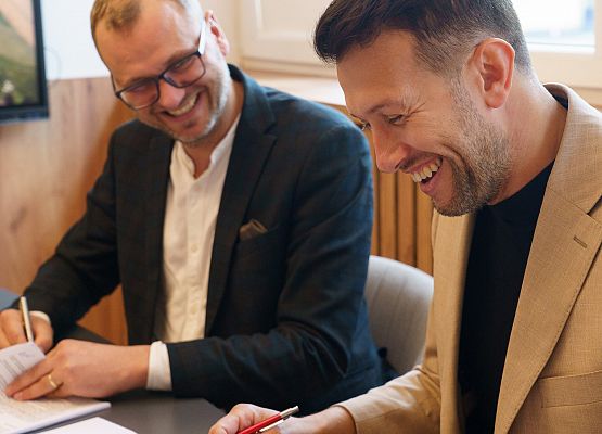 Grafika 3: Podpisano umowę na budowę kompleksu szkoleniowego w Łebieniu