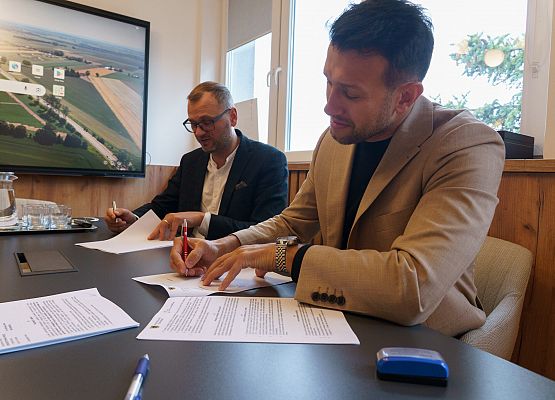 Grafika 2: Podpisano umowę na budowę kompleksu szkoleniowego w Łebieniu