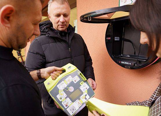 Grafika 3: Nowy defibrylator AED w Szkole Podstawowej w Nowej Wsi Lęborskiej