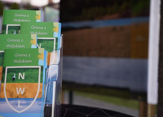 Grafika 4: Otwarcie plenerowej wystawy fotograficznej „Gmina z widokiem. Cztery spojrzenia, trzy barwy”