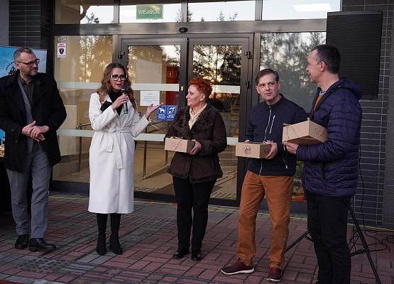 Grafika 10: Otwarcie plenerowej wystawy fotograficznej „Gmina z widokiem. Cztery spojrzenia, trzy barwy”