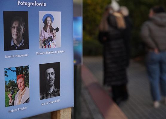 Grafika 21: Otwarcie plenerowej wystawy fotograficznej „Gmina z widokiem. Cztery spojrzenia, trzy barwy”