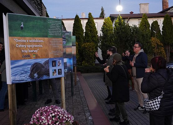 Grafika 23: Otwarcie plenerowej wystawy fotograficznej „Gmina z widokiem. Cztery spojrzenia, trzy barwy”