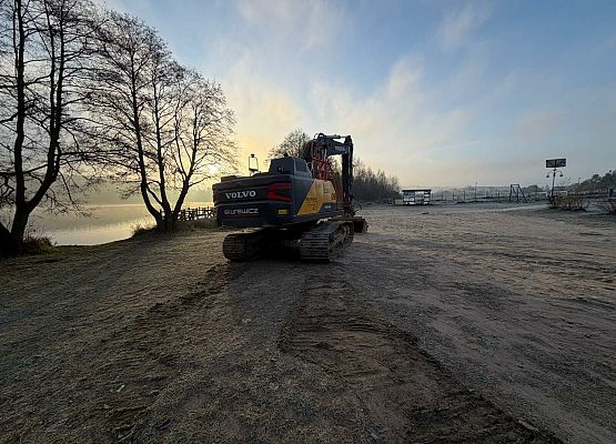 Grafika 8: Trwają prace przy przygotowaniu plaży w Lubowidzu