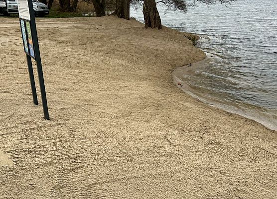 Grafika 2: Trwają prace przy przygotowaniu plaży w Lubowidzu