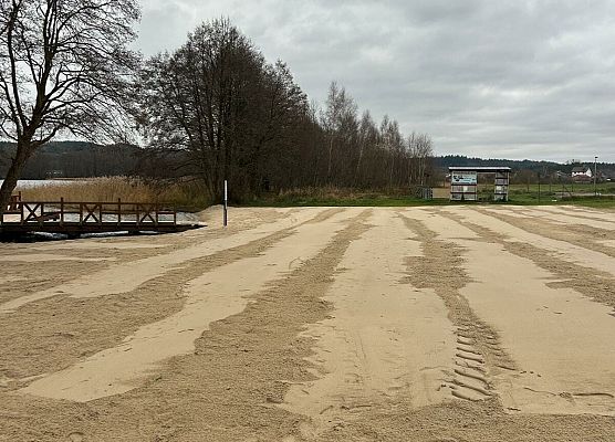 Grafika 1: Trwają prace przy przygotowaniu plaży w Lubowidzu