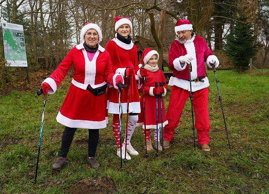 Grafika 8: XIII Mikołajkowe Nordic Walking w Obliwicach za nami