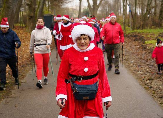 Grafika 22: XIII Mikołajkowe Nordic Walking w Obliwicach za nami
