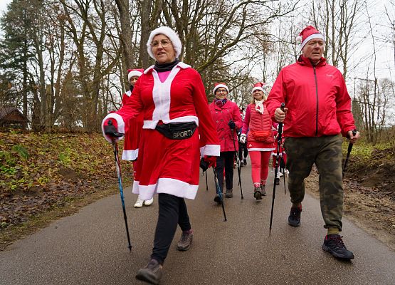 Grafika 23: XIII Mikołajkowe Nordic Walking w Obliwicach za nami