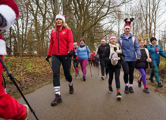 Grafika 24: XIII Mikołajkowe Nordic Walking w Obliwicach za nami