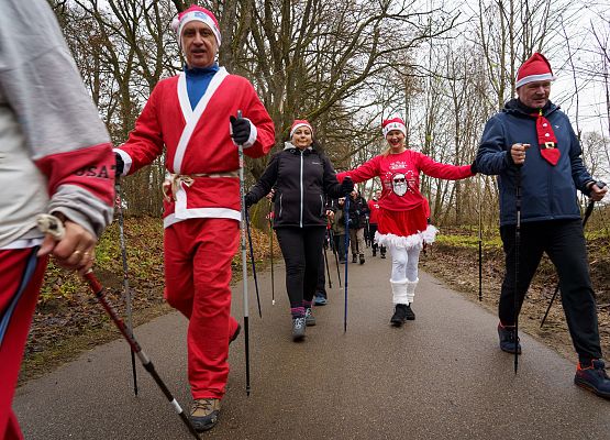 Grafika 25: XIII Mikołajkowe Nordic Walking w Obliwicach za nami
