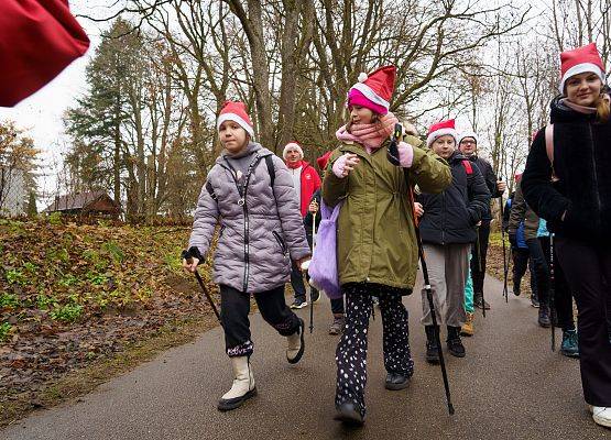 Grafika 26: XIII Mikołajkowe Nordic Walking w Obliwicach za nami