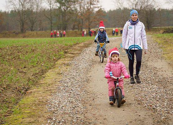 Grafika 32: XIII Mikołajkowe Nordic Walking w Obliwicach za nami