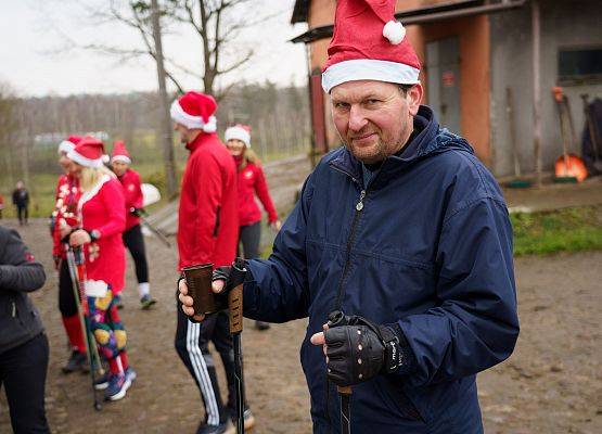 Grafika 37: XIII Mikołajkowe Nordic Walking w Obliwicach za nami