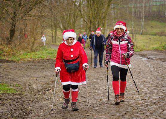Grafika 39: XIII Mikołajkowe Nordic Walking w Obliwicach za nami