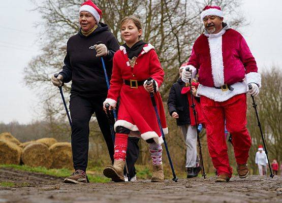 Grafika 41: XIII Mikołajkowe Nordic Walking w Obliwicach za nami