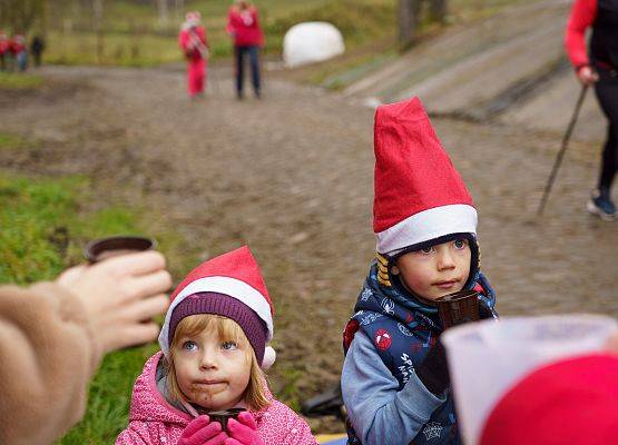 Grafika 43: XIII Mikołajkowe Nordic Walking w Obliwicach za nami