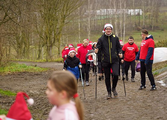 Grafika 44: XIII Mikołajkowe Nordic Walking w Obliwicach za nami