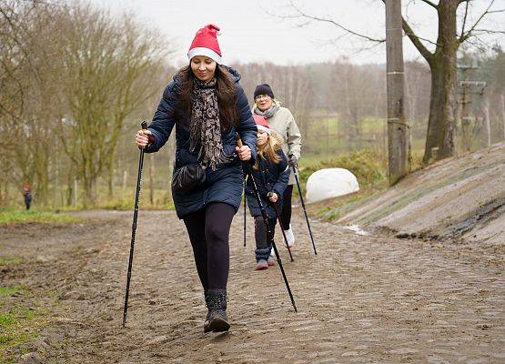 Grafika 48: XIII Mikołajkowe Nordic Walking w Obliwicach za nami