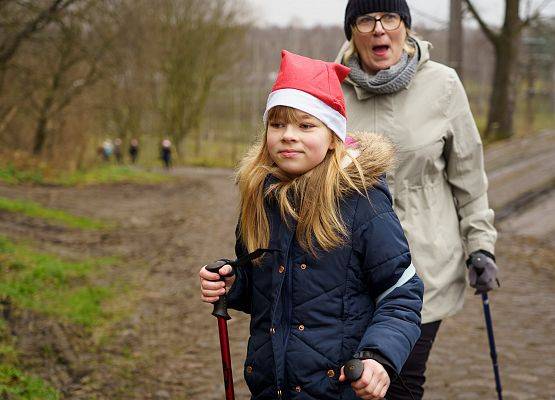 Grafika 50: XIII Mikołajkowe Nordic Walking w Obliwicach za nami