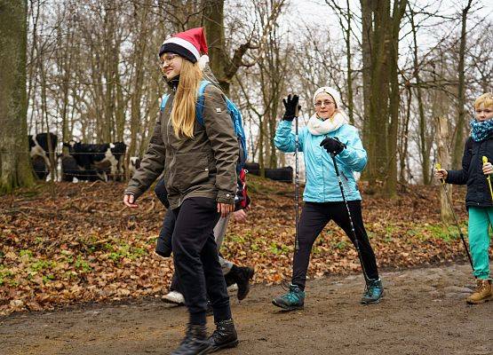 Grafika 58: XIII Mikołajkowe Nordic Walking w Obliwicach za nami