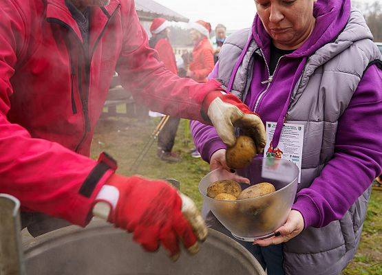 Grafika 75: XIII Mikołajkowe Nordic Walking w Obliwicach za nami