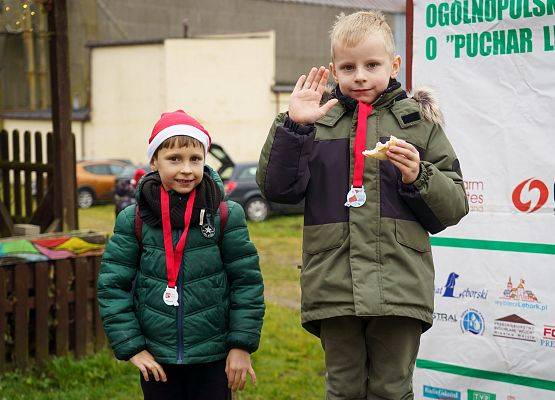 Grafika 88: XIII Mikołajkowe Nordic Walking w Obliwicach za nami