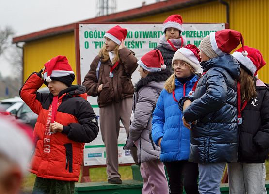 Grafika 100: XIII Mikołajkowe Nordic Walking w Obliwicach za nami