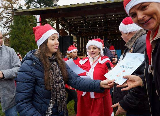 Grafika 118: XIII Mikołajkowe Nordic Walking w Obliwicach za nami