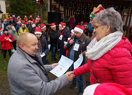 Grafika 120: XIII Mikołajkowe Nordic Walking w Obliwicach za nami