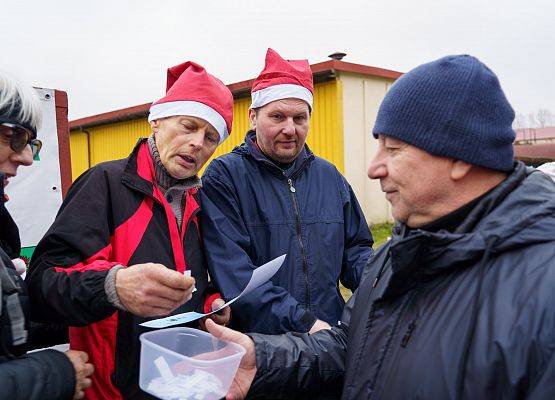 Grafika 131: XIII Mikołajkowe Nordic Walking w Obliwicach za nami