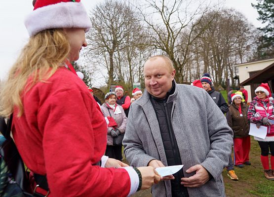 Grafika 144: XIII Mikołajkowe Nordic Walking w Obliwicach za nami