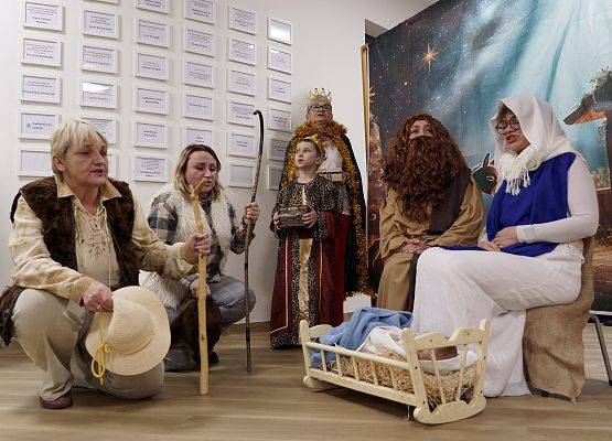 Grafika 9: Świąteczne jasełka biblioteki w Hospicjum im. Świętego Józefa