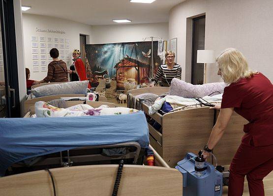 Grafika 14: Świąteczne jasełka biblioteki w Hospicjum im. Świętego Józefa