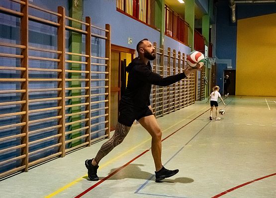 Grafika 5: Mikołajkowy Rodzinny Turniej Piłki Siatkowej w Łebieniu