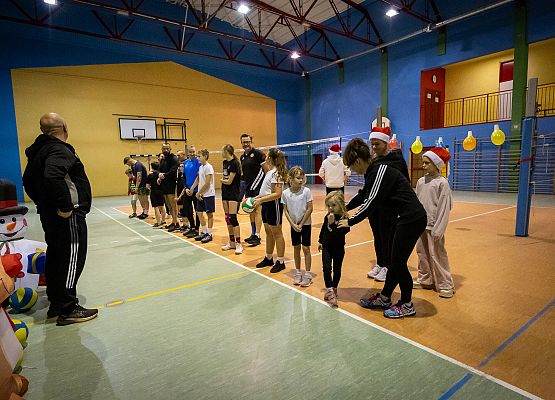 Grafika 7: Mikołajkowy Rodzinny Turniej Piłki Siatkowej w Łebieniu