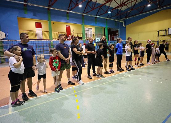 Grafika 8: Mikołajkowy Rodzinny Turniej Piłki Siatkowej w Łebieniu